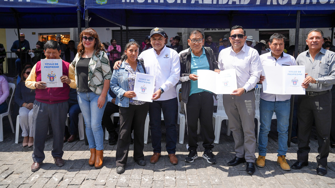 Arequipa: entregan 450 títulos de propiedad y familias acceden a vivienda formal